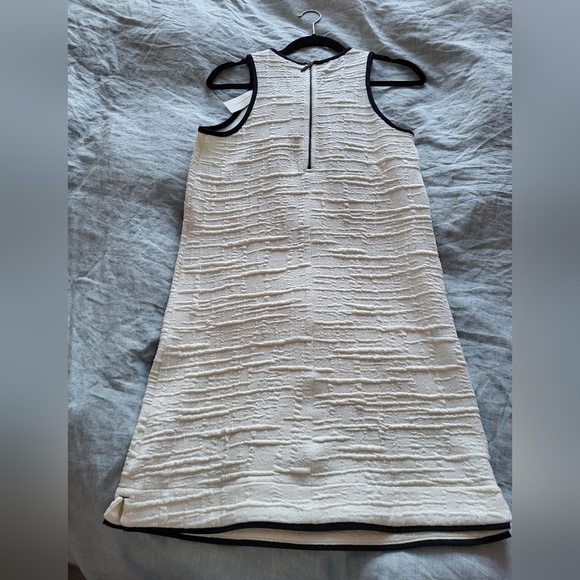 Black and white shift dress, tags still on.  Xs - Picture 3 of 7